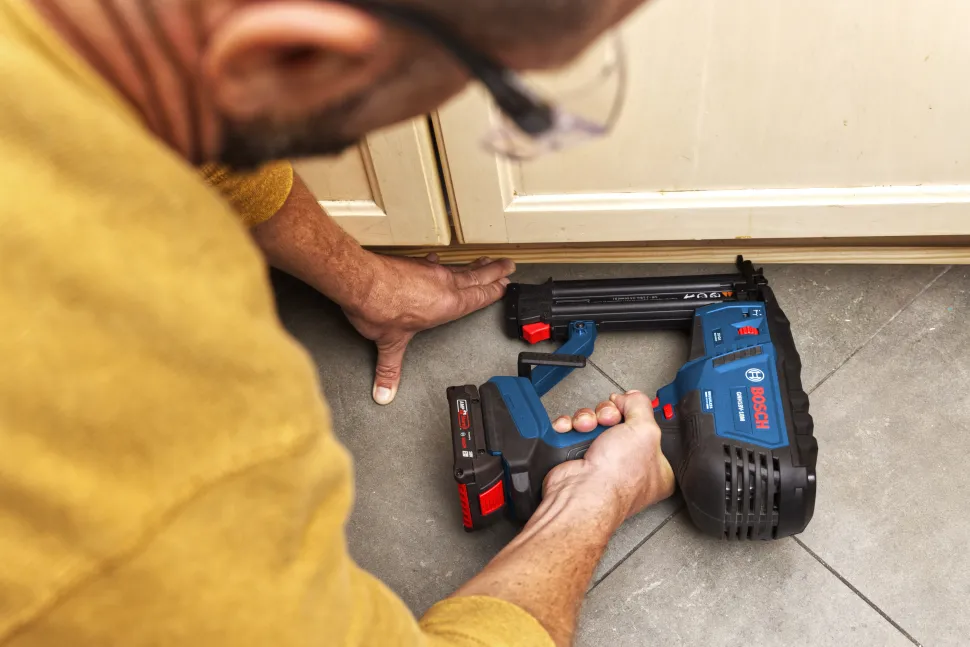 Bosch Power Tools 18V 18-Gauge Brad Nailer Kit GNH18V-18MB12