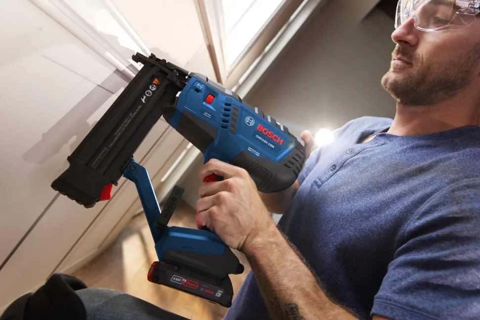 Bosch Power Tools 18V 18-Gauge Brad Nailer Kit GNH18V-18MB12