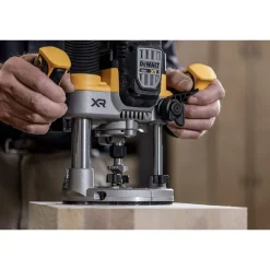 DeWalt 20V MAX* XR 2-1/4 Peak HP Plunge Router (Tool Only) DCW620B