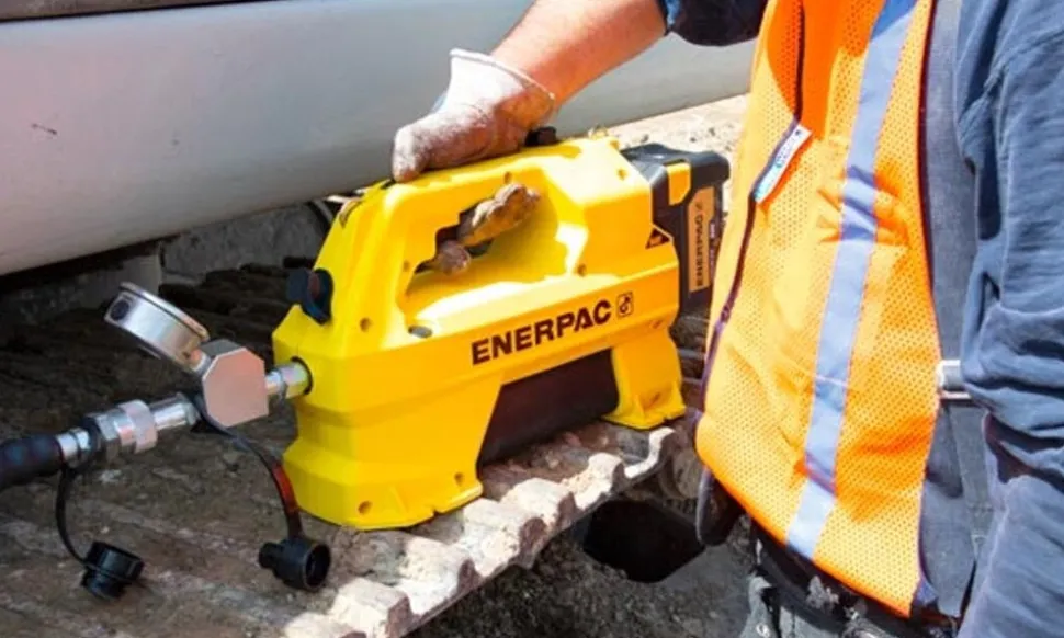 Enerpac 54V Cordless Hydraulic Pump Kit, 230V Charger, 3/2 Manual Valve, 61 cu. in. Usable Oil SC1201ME