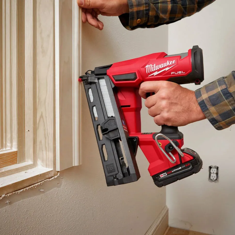 Milwaukee M18 FUEL 16 Gauge Angled Finish Nailer Kit 2841-21CT